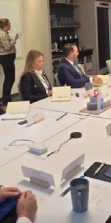 Sáenz se reunió con directivos de Amazon