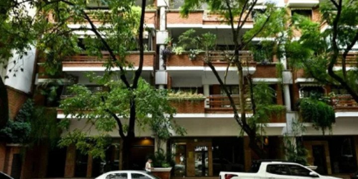 Clase pública frente al domicilio de Adorni