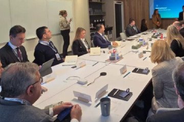 Sáenz se reunió con directivos de Amazon