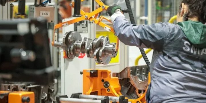 La producción automotriz bajó 21,5%