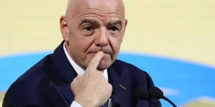Exjugadores apoyan a Infantino