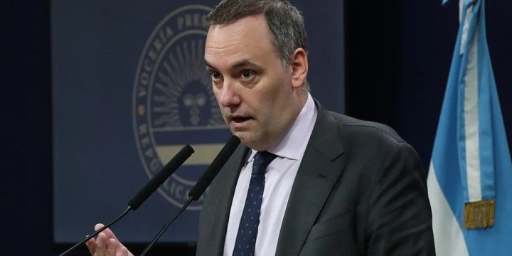 Caso Adorni: Justicia allanó 3 inmobiliarias