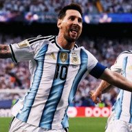 En su debut mundialista, Argentina goleó a Argelia 3 a 0
