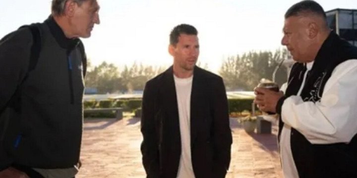 Messi y Chiqui Tapia se mostraron juntos