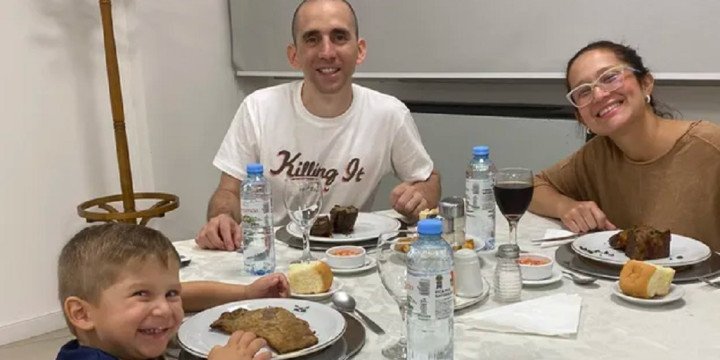 Primera cena de Nahuel con su familia