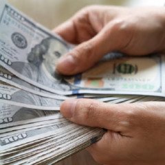 El dólar oficial volvió a caer fuerte