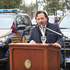 Sáenz entregó 10 nuevos móviles policiales