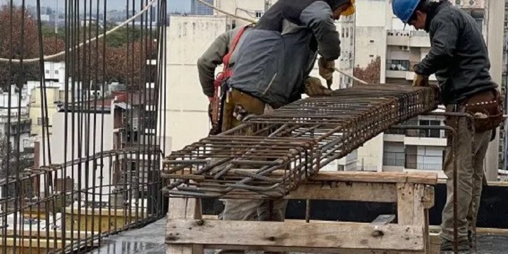 Los salarios formales cayeron 7,9%