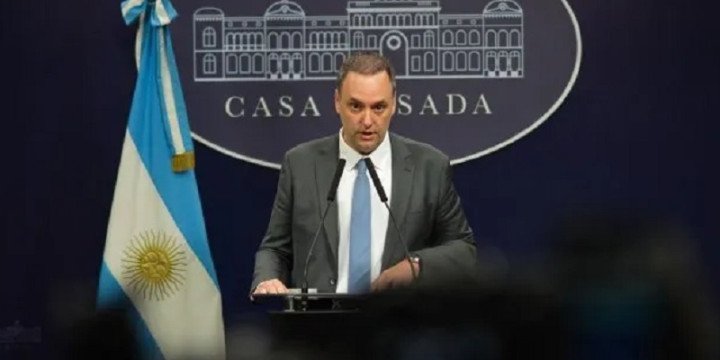 Manuel Adorni baja su nivel de exposición
