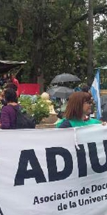 Docentes universitarios reclaman falta de pago 