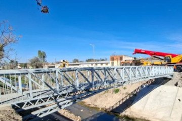 Canal Yrigoyen: colocaron una nueva pasarela