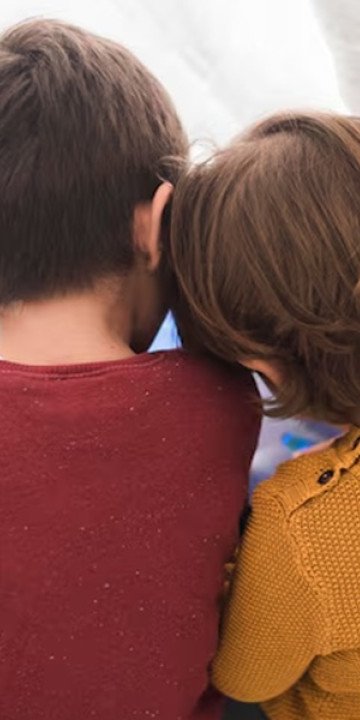 Dos hermanitos esperan una familia que los adopte