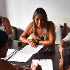 Cerca de 60 familias firmaron las escrituras de sus terrenos