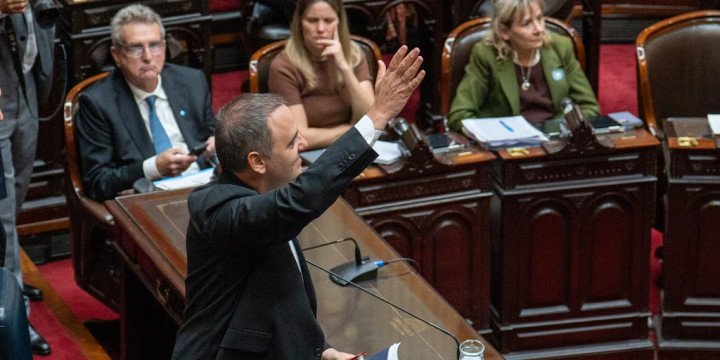 Adorni dijo que no piensa en renunciar