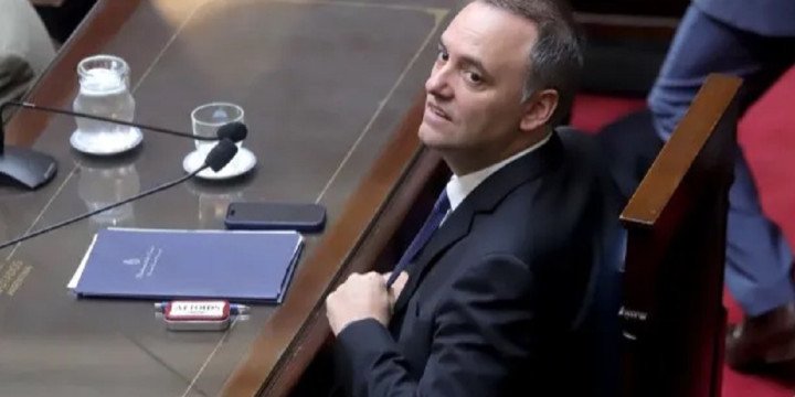 Piden peritar el teléfono del contratista