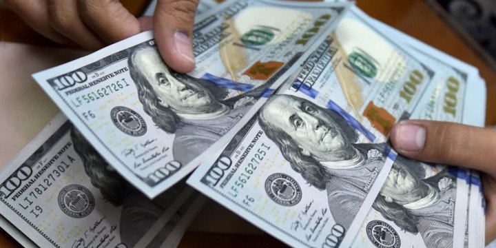 El dólar oficial anotó su tercera baja