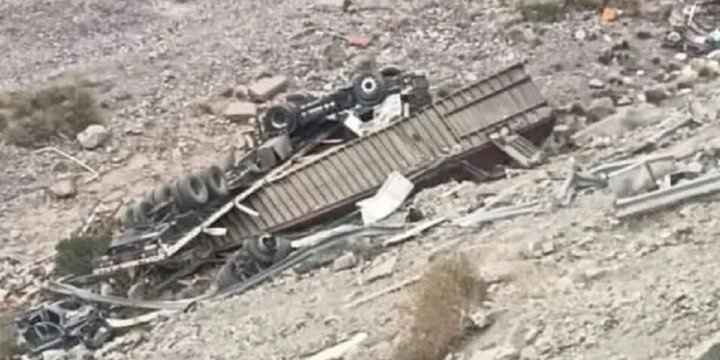 Mendoza: un camionero desbarrancó