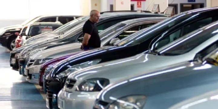 Bajó la producción automotriz 20,7%