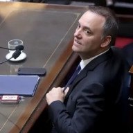 Piden peritar el teléfono del contratista