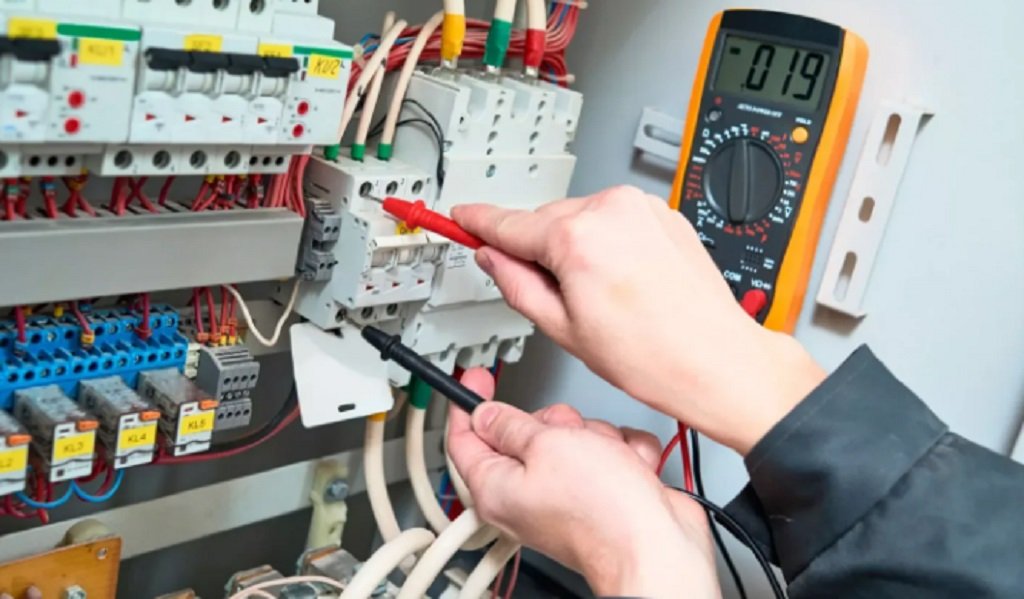 Oportunidad laboral: se buscan técnicos e ingenieros electricistas