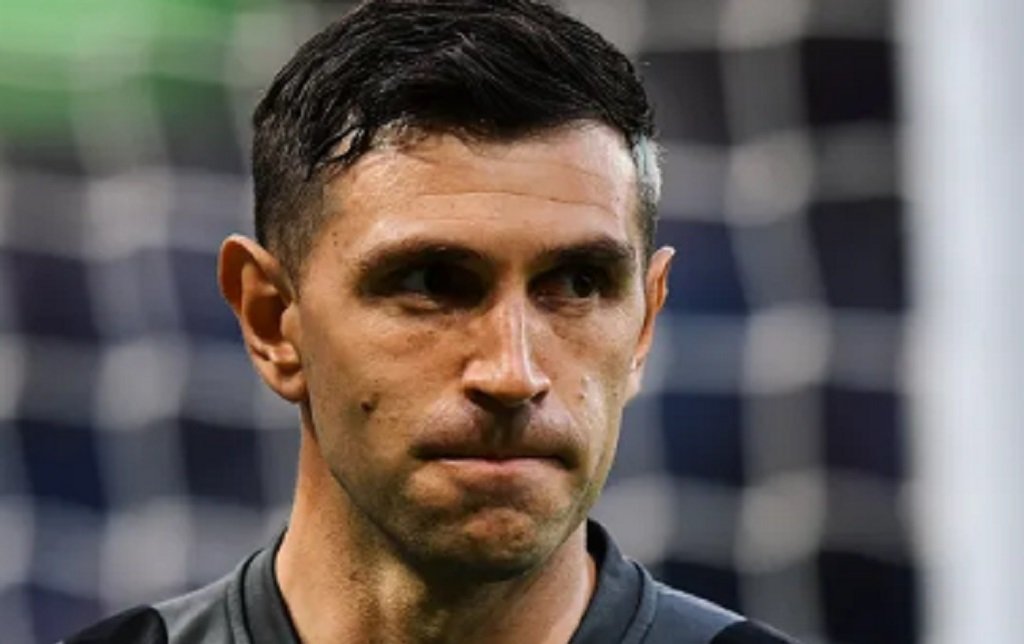 El "Dibu" Martínez sufrió una molestia física