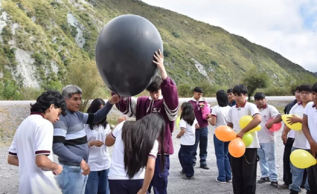 Estudiantes realizaron pruebas para el lanzamiento de un globo estratosférico