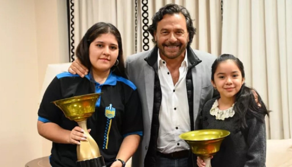 El Gobernador recibió a jóvenes ajedrecistas salteñas
