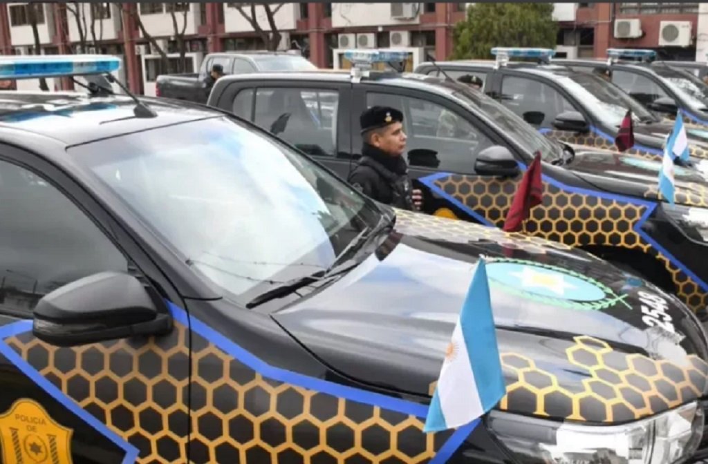 Nueva entrega de móviles policiales y viviendas en Capital
