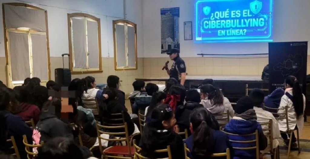 Capacitan a estudiantes sobre redes sociales