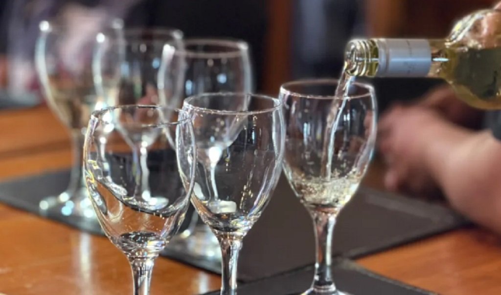 Con cupos limitados, llega la masterclass  sobre servicio del vino