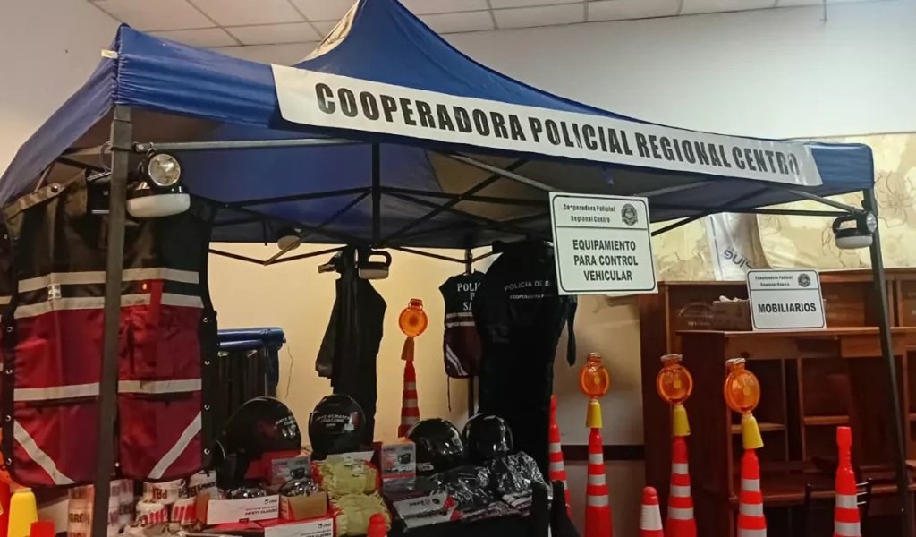 Entrega de insumos a la Cooperadora de la Policía Regional Centro