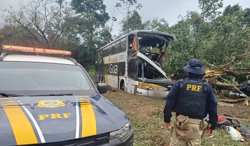 Brasil: Volcó un micro de turismo en la BR-40