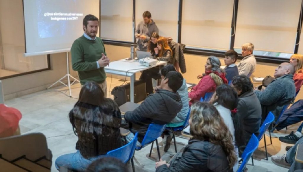 En Vaqueros se brindó un taller de Inteligencia Artificial