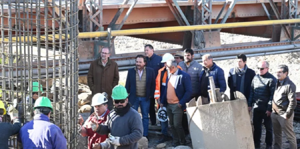 Inició la construcción del puente del río Vaqueros