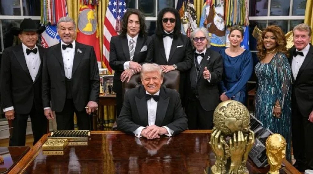 La banda Kiss recibió medallas de honor