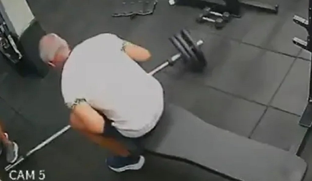 Brasil: murió un hombre mientras hacia pesas