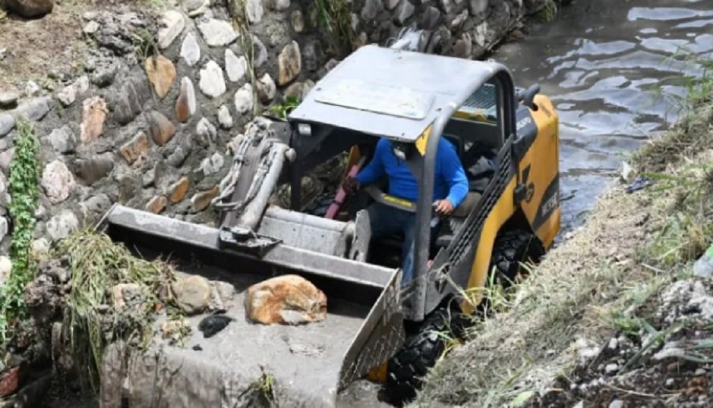 Importante retiro de residuos y basura del canal Pachi Gorriti