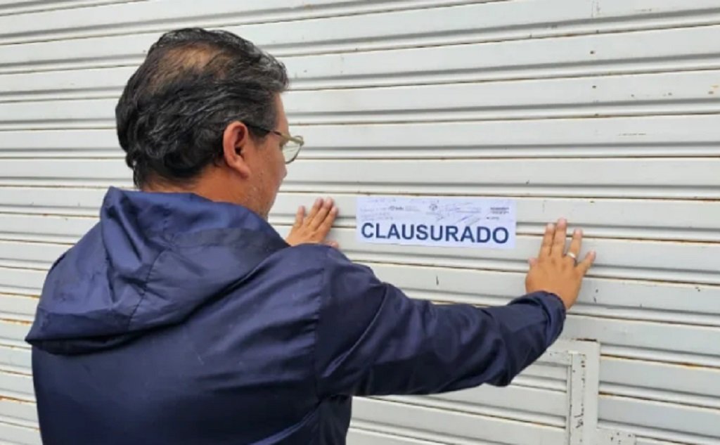 Clausuran una veterinaria por arrojar residuos patógenos en la vía pública