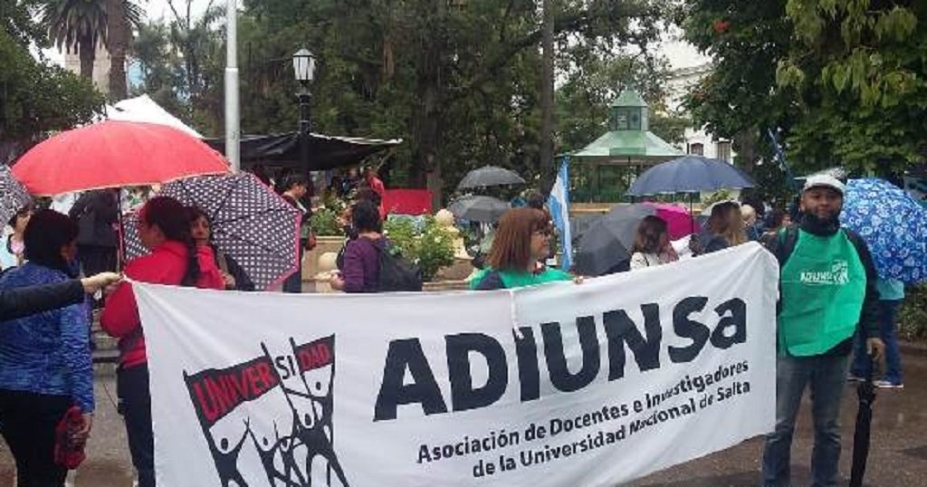 Docentes universitarios reclaman falta de pago 