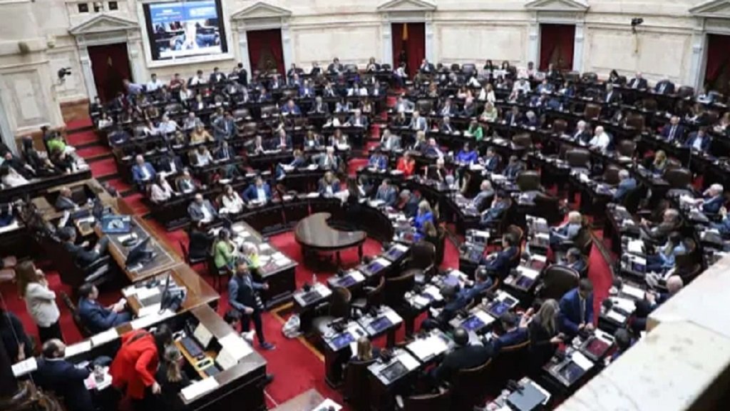 Gobierno busca blindar el DNU de la SIDE