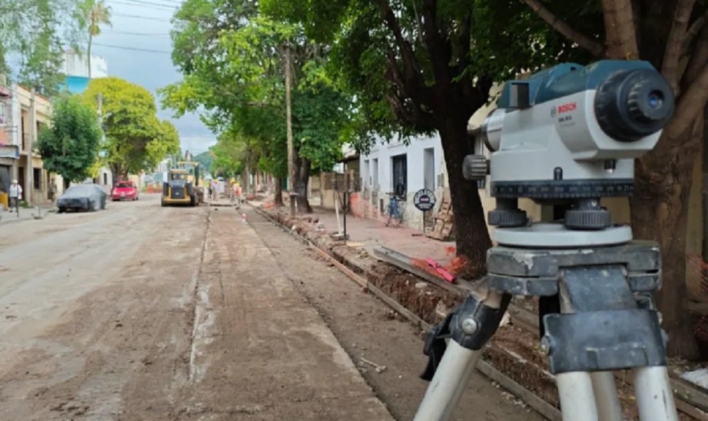 Tres Cerritos: comenzó la renovación de la calzada en la calle Los Canelos