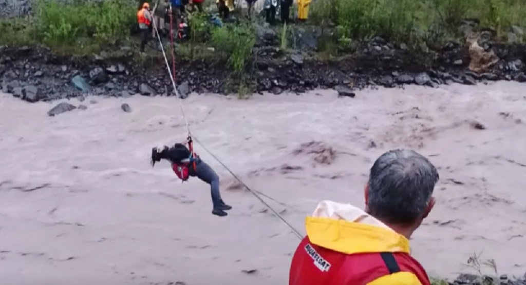 Más de 30 personas fueron rescatadas por crecida de ríos en La Caldera, Vaqueros y Campo Quijano