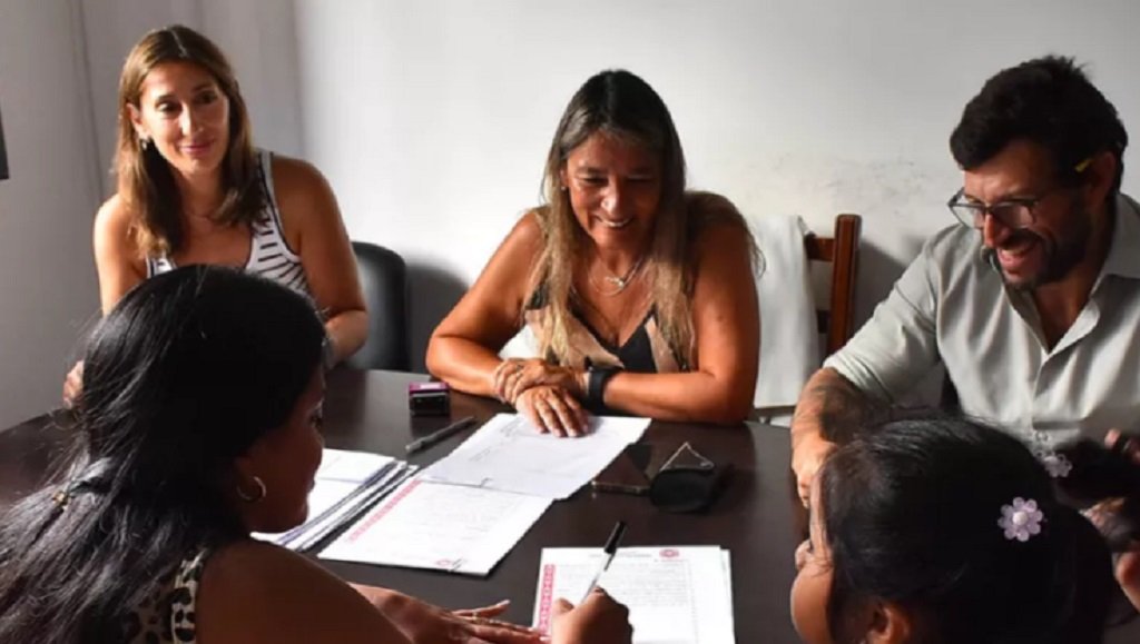 Cerca de 60 familias firmaron las escrituras de sus terrenos