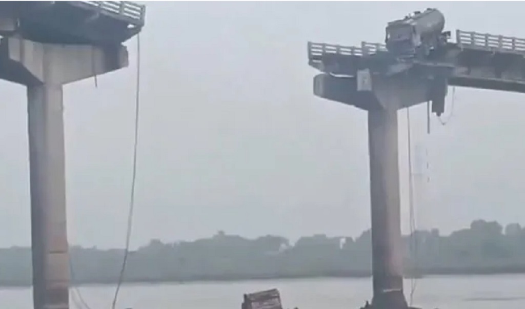 Tragedia en India: se derrumbó un puente