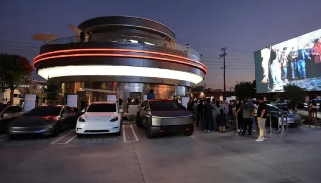 Tesla inauguró un restó futurista