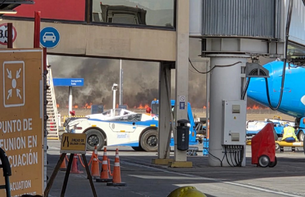 Incendio de pastizales en la zona del aeropuerto