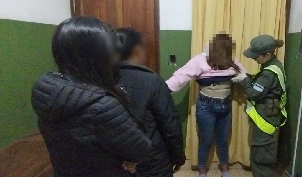 Detienen a una mujer con droga adosada al cuerpo