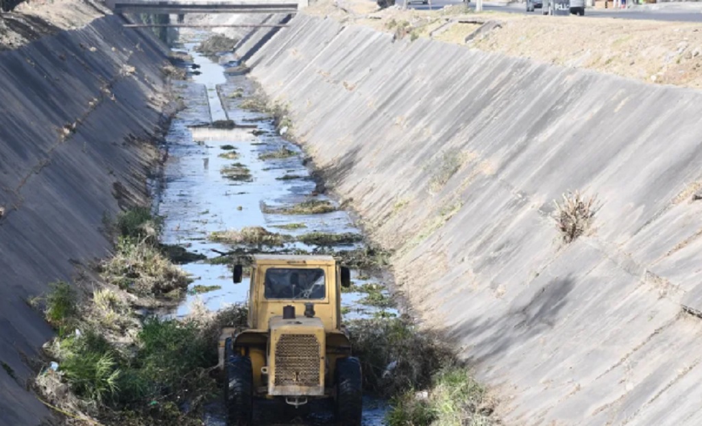 Avanza la limpieza del canal de la avenida Yrigoyen