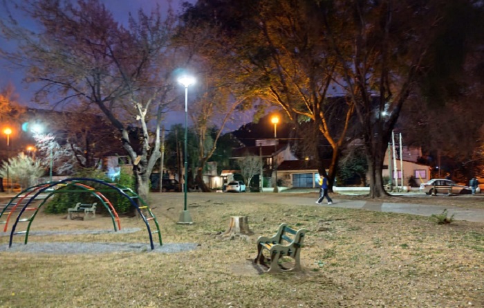 Instalaron nuevas luminarias en el barrio Parques Nacionales