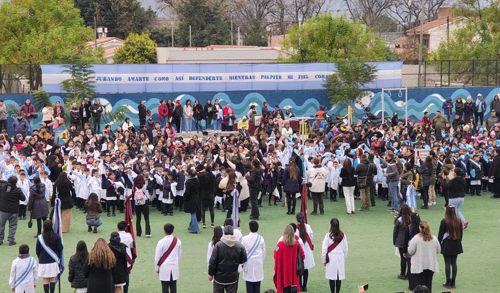 Estudiantes de 4º grado prometieron lealtad a la Bandera